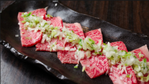 大阪心斎橋の焼肉ニングの厚切りネギ包みタン あぶりユッケ丼 価格と評判は ちょっ気に Com